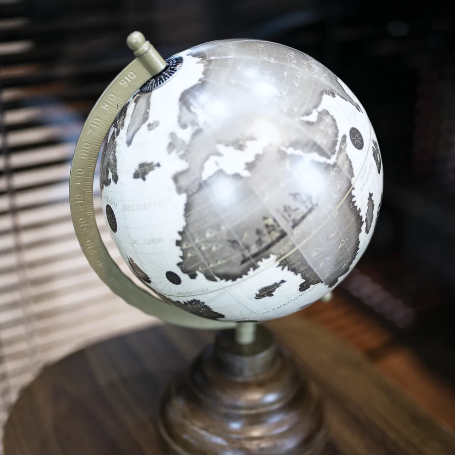 Globo sobre a mesa do escritório