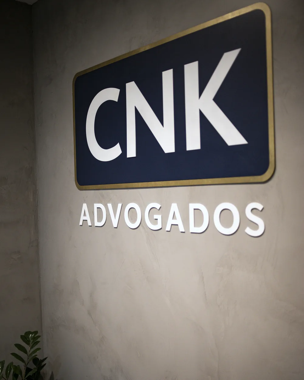 Marca do CNK Advogados na recepção